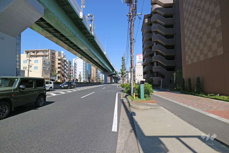 敷地北側の前面道路(西側から)