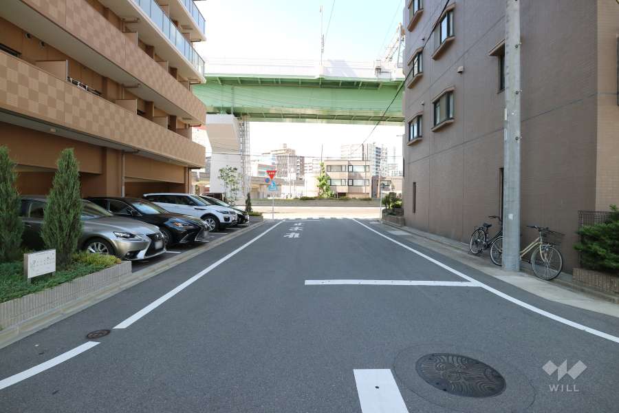 敷地東側の前面道路(南側から)