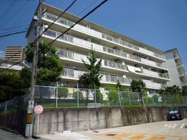 ライオンズマンション箕面Ａ棟の外観（南西側から）