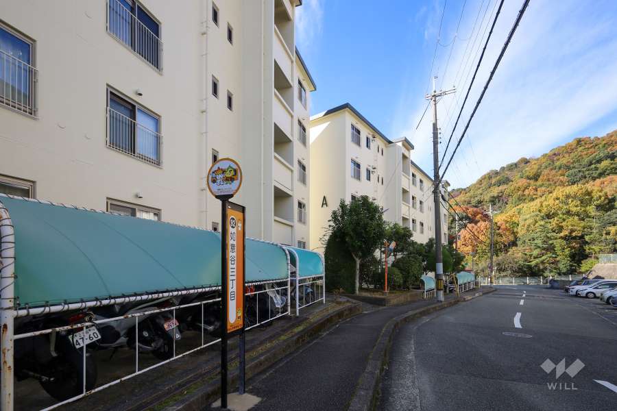 棟の前にバス停があります。