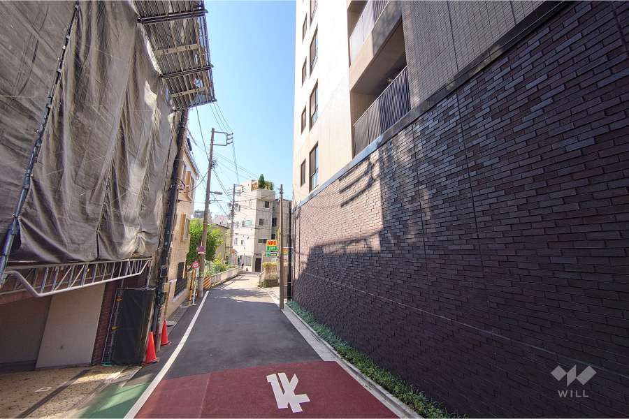敷地南東側の前面道路（北東側から）