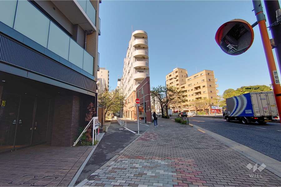 敷地北東側の前面道路（南東側から）