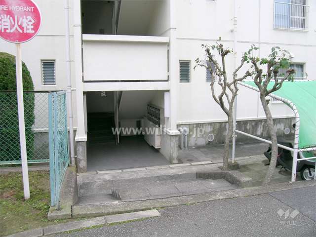 ライオンズマンション箕面Ｂ棟の外観（南東側から）