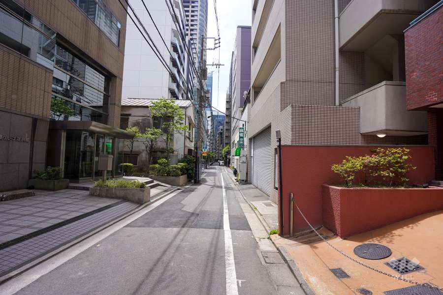 敷地南側の前面道路（東側から）
