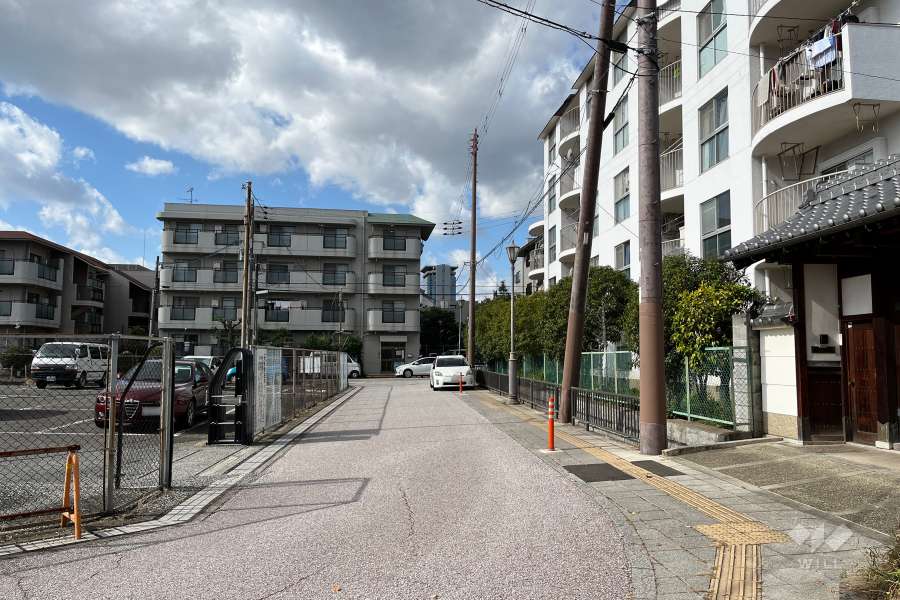 敷地南側の前面道路（東側から）