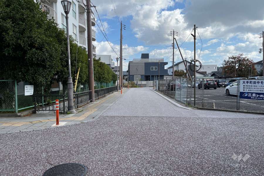 敷地南側の前面道路（西側から）
