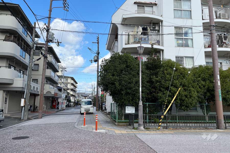 敷地西側の前面道路（南側から）