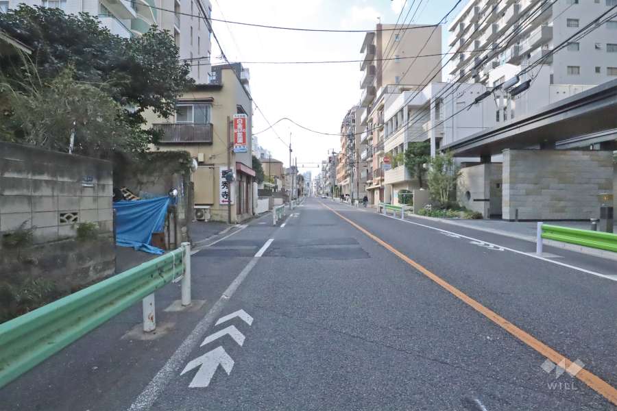 敷地南側の前面道路は都道305号線（芝新宿王子線）です(東側から)。
