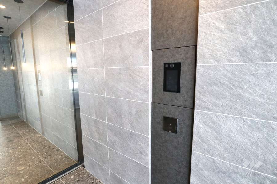 エントランスはオートロック付きです。