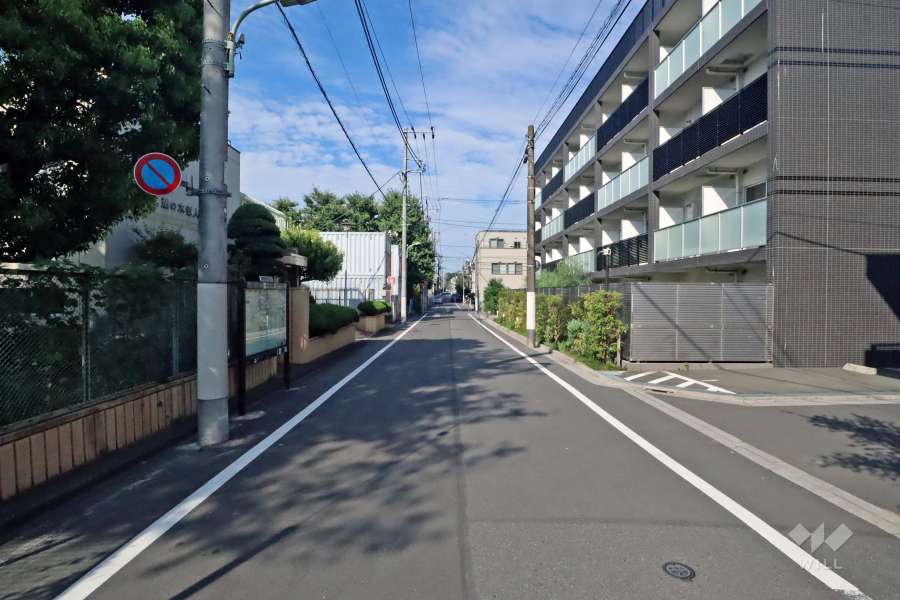 敷地北西側の前面道路（南西側から）