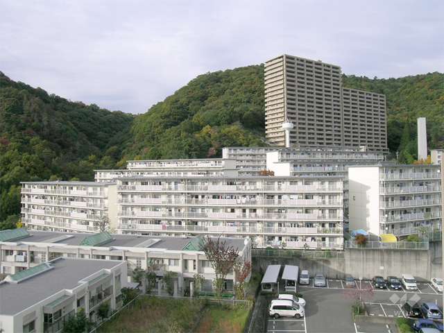 ライオンズマンション箕面全体。緑豊かな住環境です。