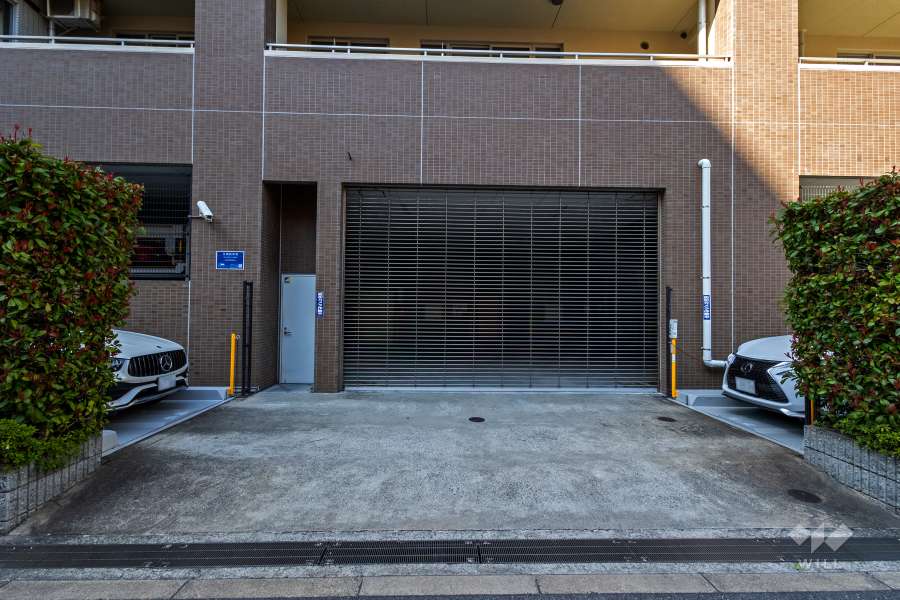 駐車場の出入り口（リングシャッター式）・敷地内駐車場（屋外機械式）