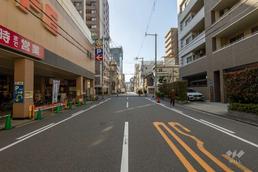 敷地南側の前面道路（東側から）