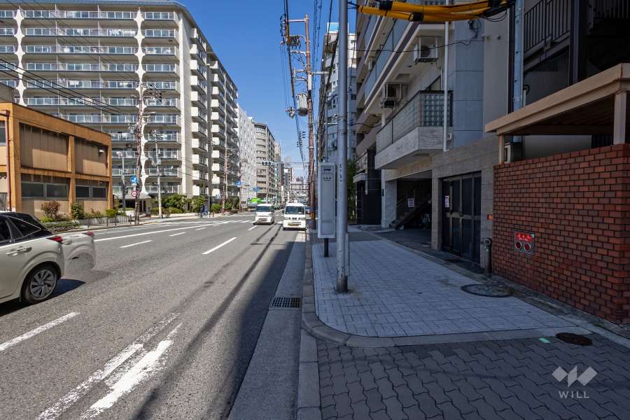敷地西側の前面道路（南側から）