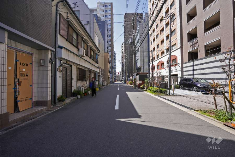 敷地南東側の前面道路（北東側から）