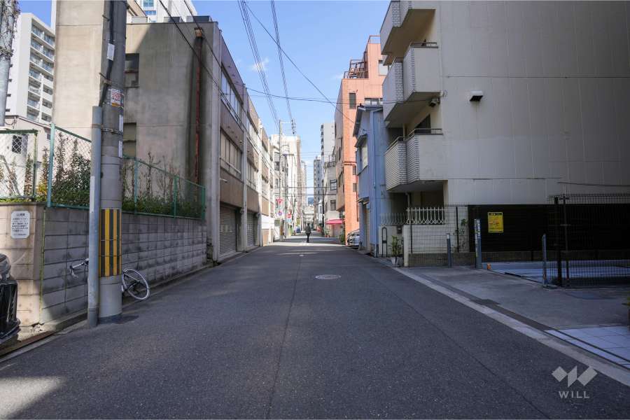 敷地北西側の前面道路（南西側から）