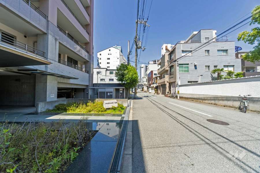 敷地南東側の前面道路（南西側から）