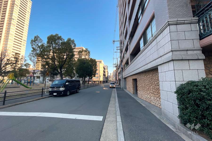 敷地西側の前面道路（南側から）
