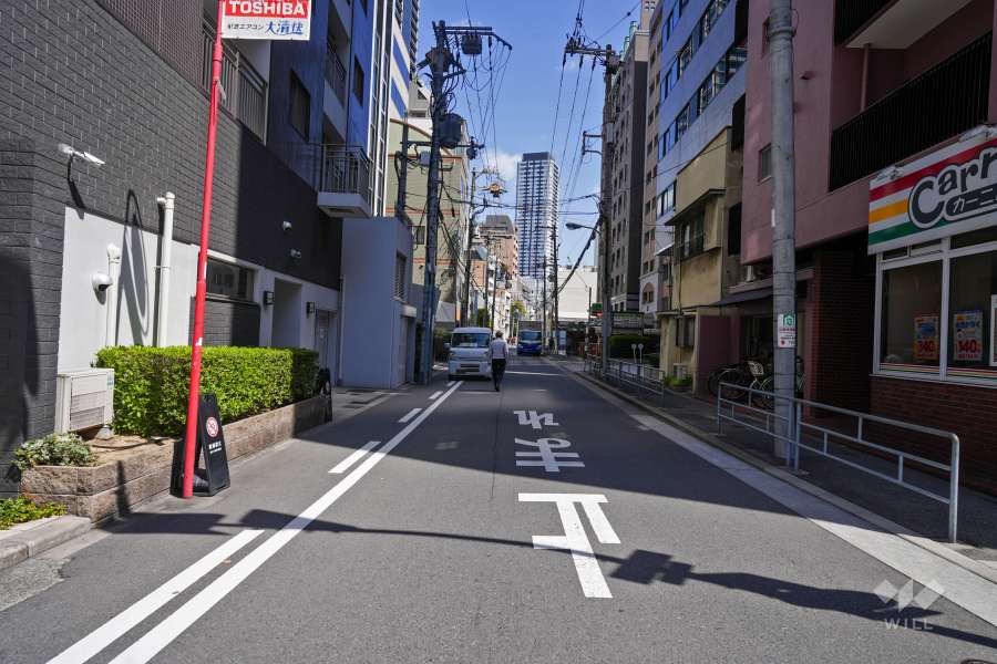 敷地南東側の前面道路（南西側から）