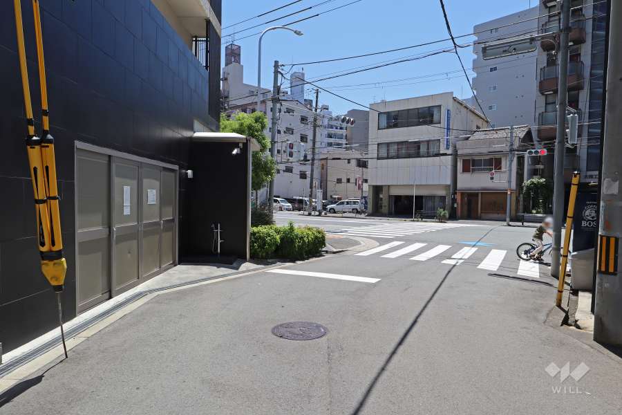 敷地西側の前面道路