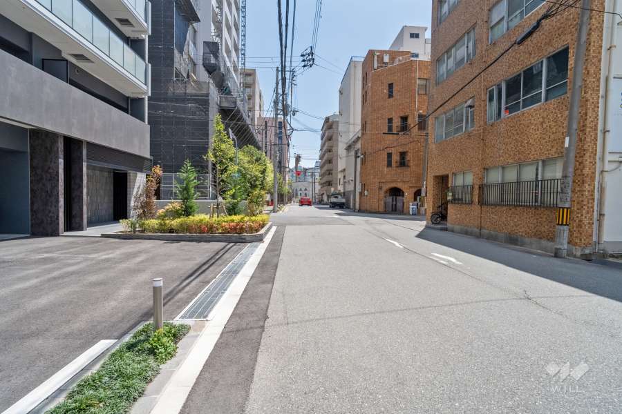 敷地西側の前面道路