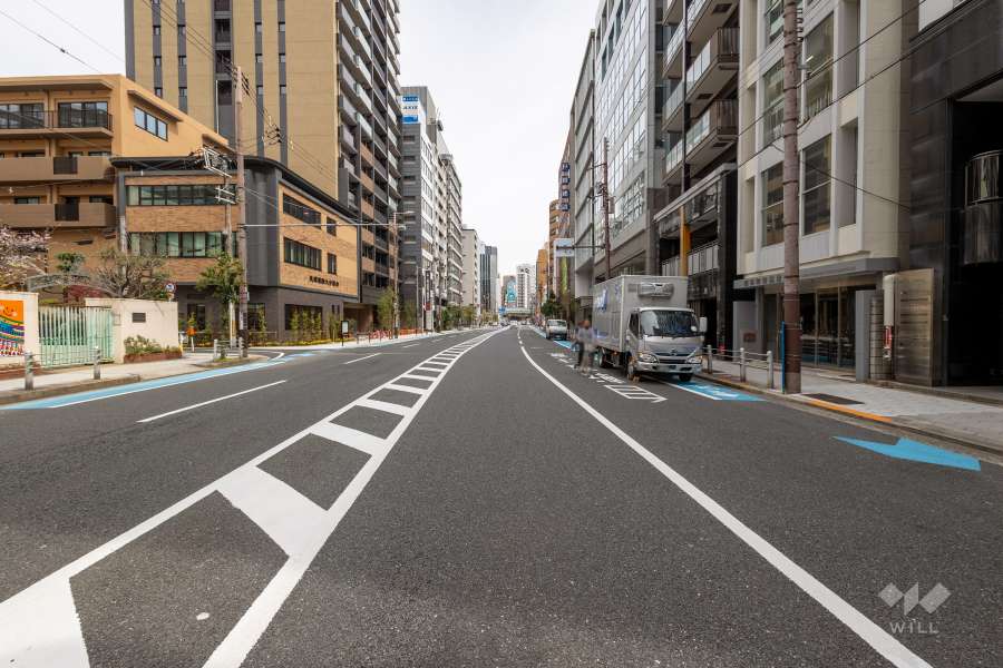 敷地北側の前面道路（西側から）