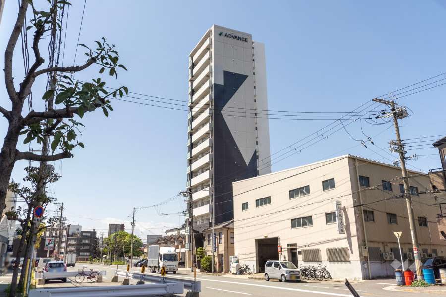 アドバンス大阪ルーチェの外観（南東側から）
