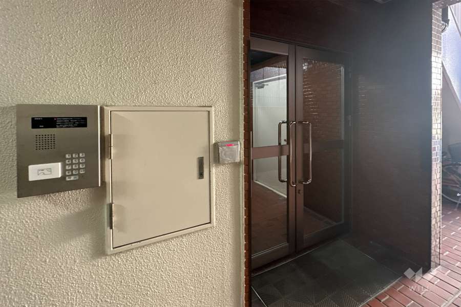 エントランスはオートロック付きです