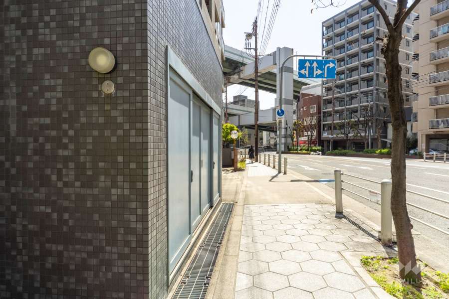 敷地の南西側前面道路（北西側から）