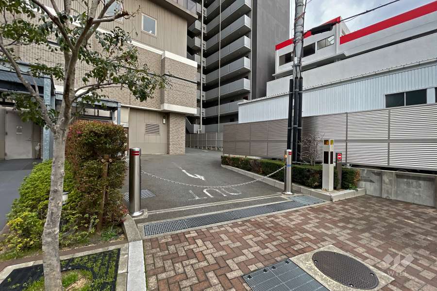 駐車場の出入り口（ロボットゲート付き）