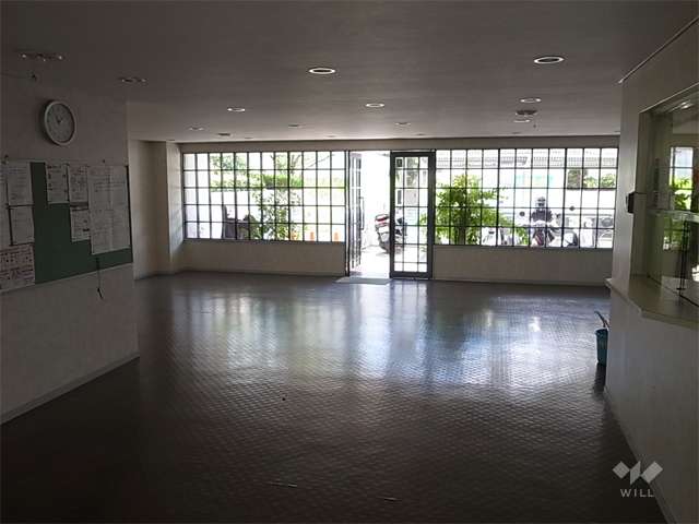 南面に大きな窓がある開放感のあるエントランスホール