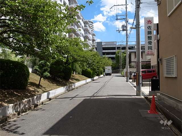 敷地南側の前面道路。周辺は区画の整った住宅地です。