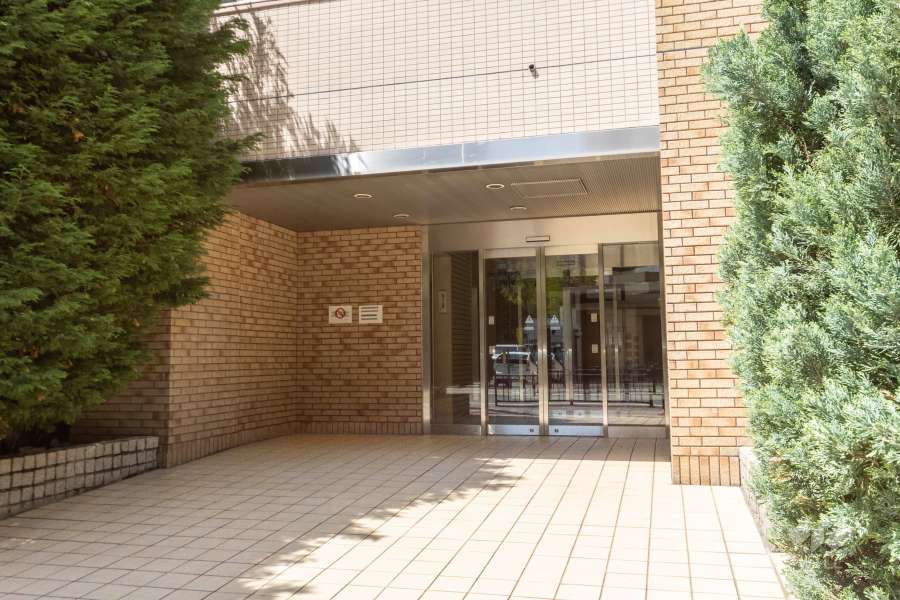 エントランスはオートロック付きです。