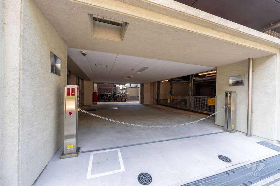 駐車場の出入り口（ロボットゲート付き）