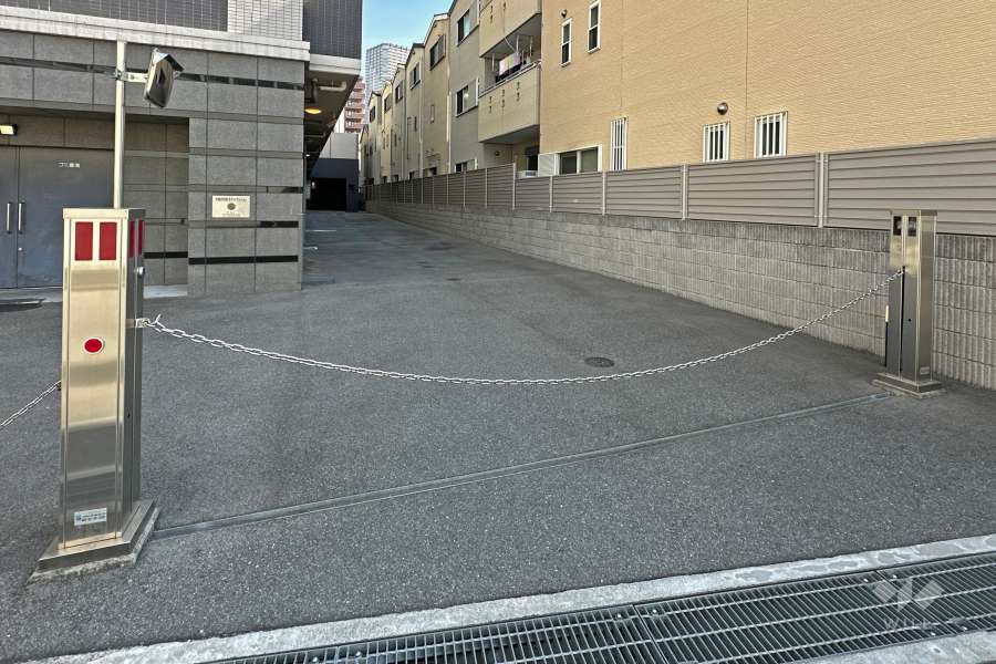 駐車場出入り口（ロボットゲート付き）