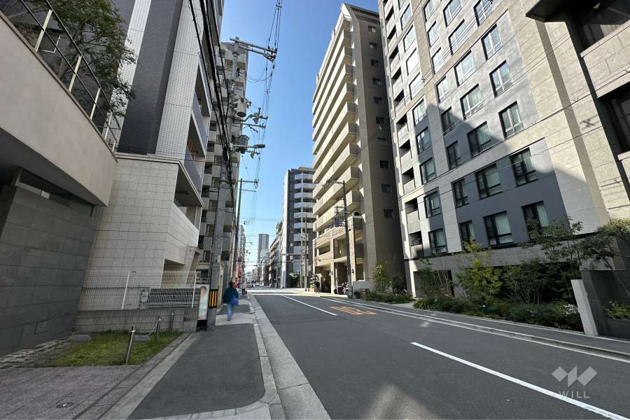 敷地南側の前面道路（東側から）