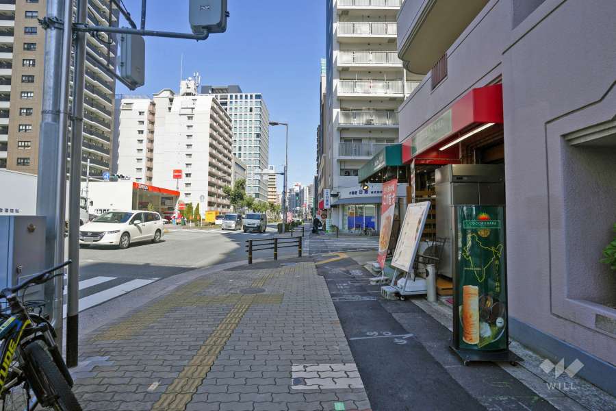 敷地の北側前面道路は土佐堀通です（西側から）。