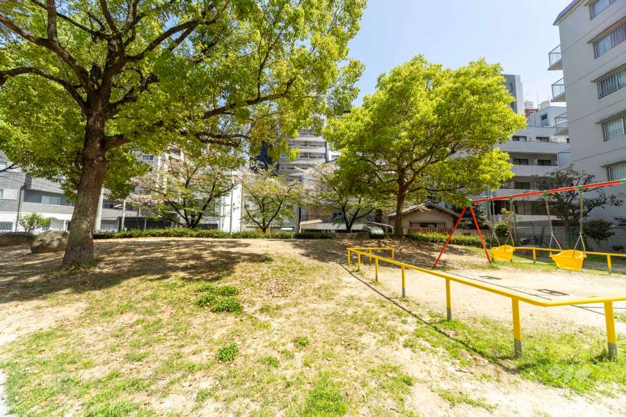 敷地東側に公園があります。