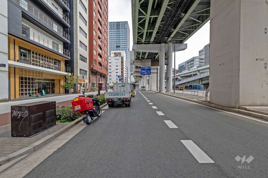 敷地の南側前面道路は中央大通です（西側から）。