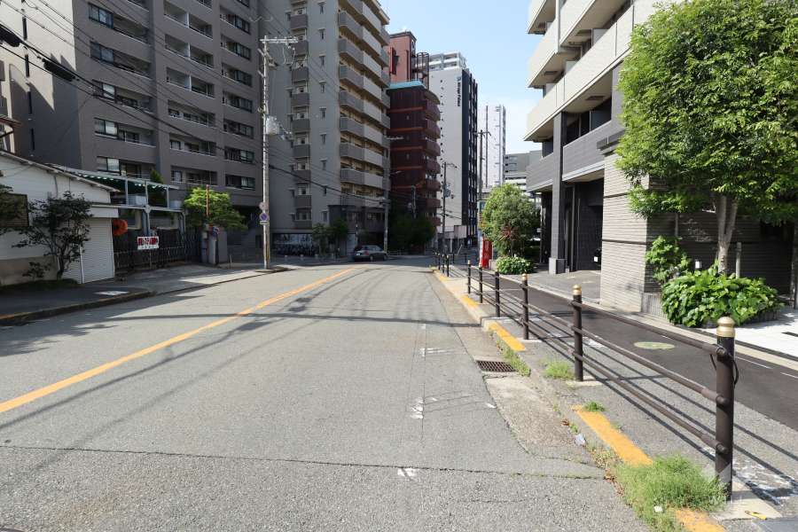 敷地西側の前面道路（南側から）