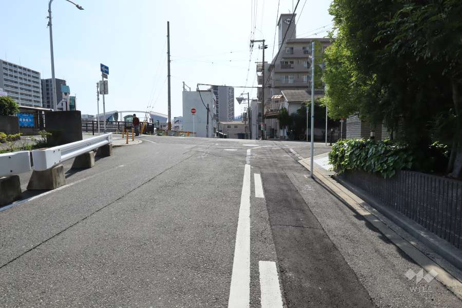 敷地南側の前面道路（東側から）