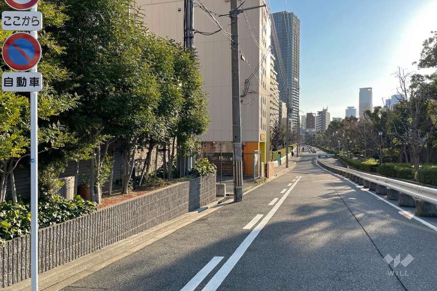 敷地南東側の前面道路（南西側から）