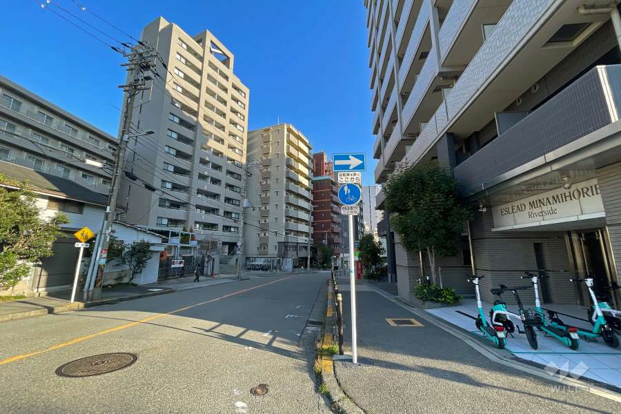 敷地西側の前面道路（南側から）