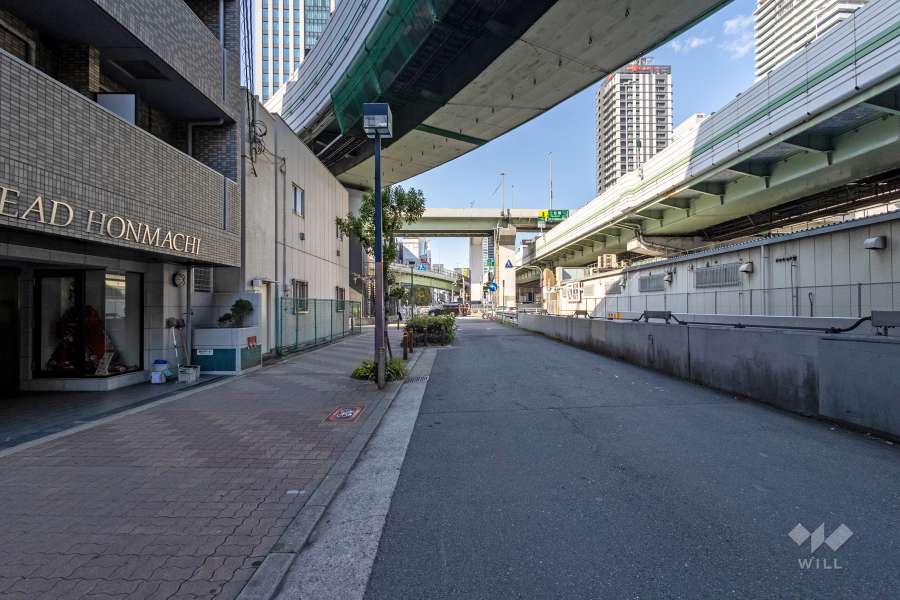 敷地東側の前面道路（南側から）