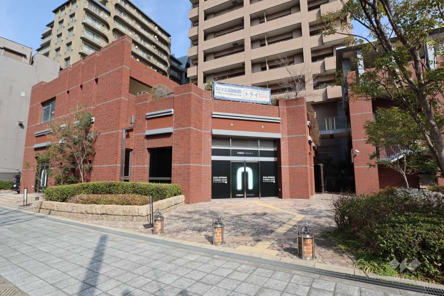 店舗は、なにわ筋に面しています。