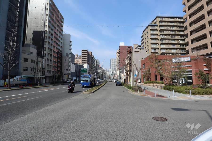 敷地西側の前面道路（なにわ筋）