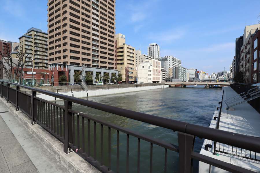 敷地南側を道を挟んで道頓堀川が流れています。
