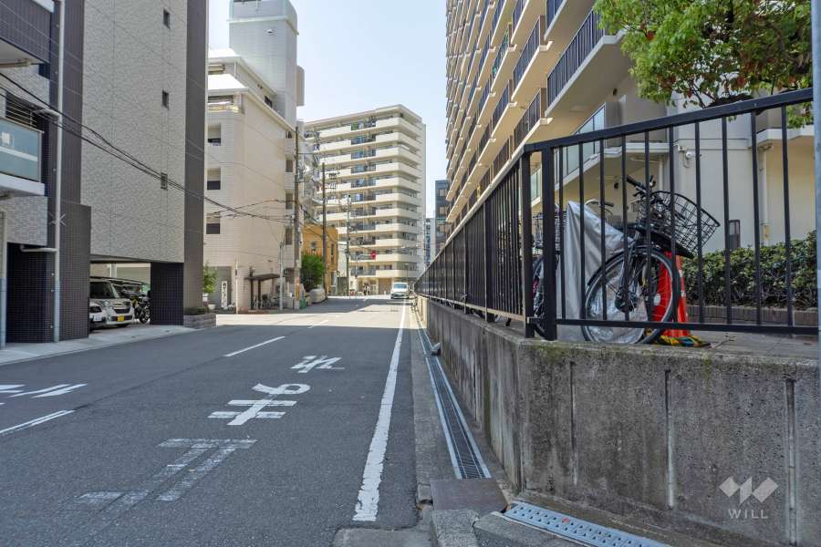 敷地南側の前面道路（東側から）