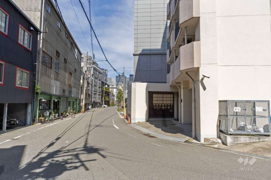 敷地北西側の前面道路（南西側から）
