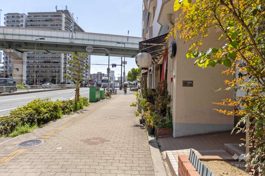 敷地南東側の前面道路（北東側から）